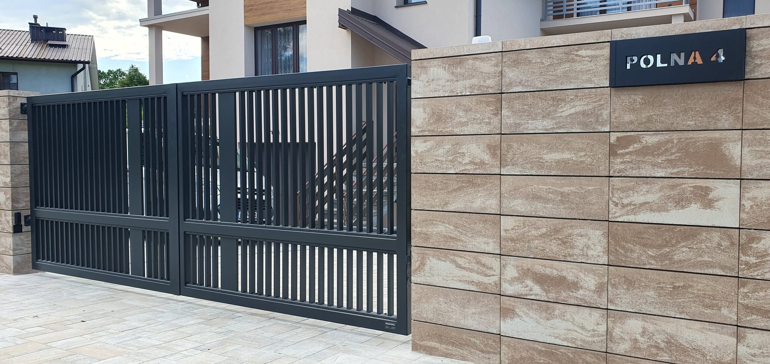 Bramy — realizacja Usługowego Zakładu Ślusarskiego Metaloplastyka, Brzesko