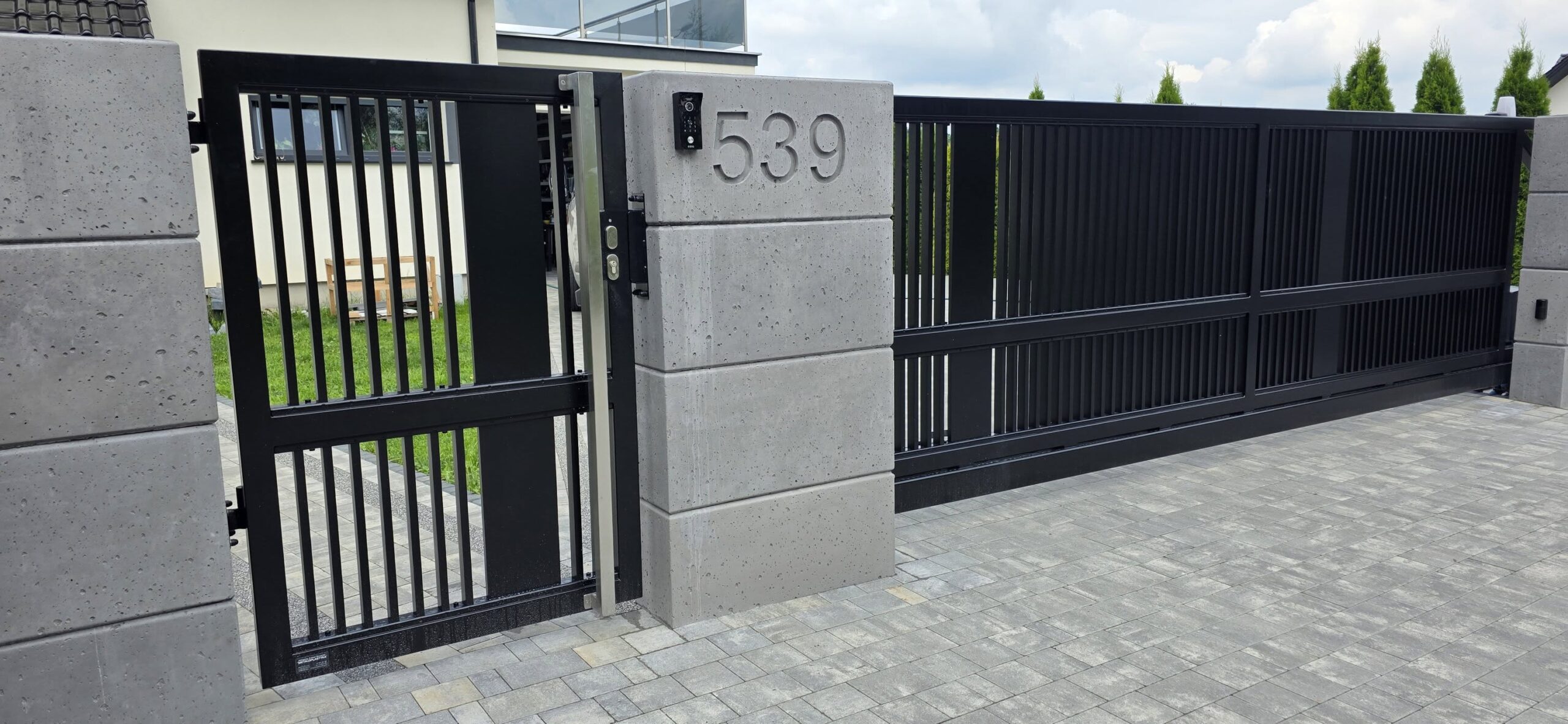 Bramy — realizacja Usługowego Zakładu Ślusarskiego Metaloplastyka, Brzesko