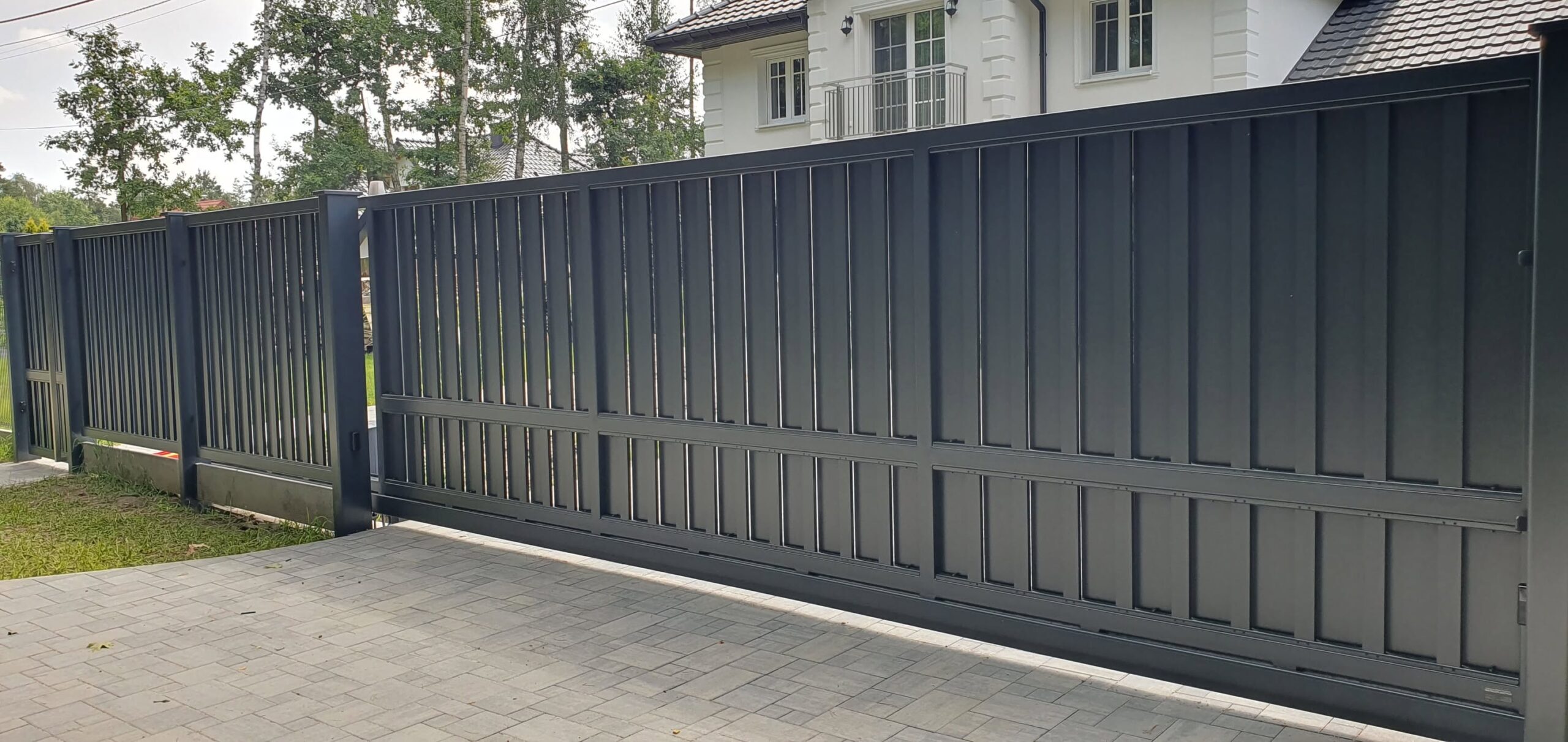 Bramy — realizacja Usługowego Zakładu Ślusarskiego Metaloplastyka, Brzesko