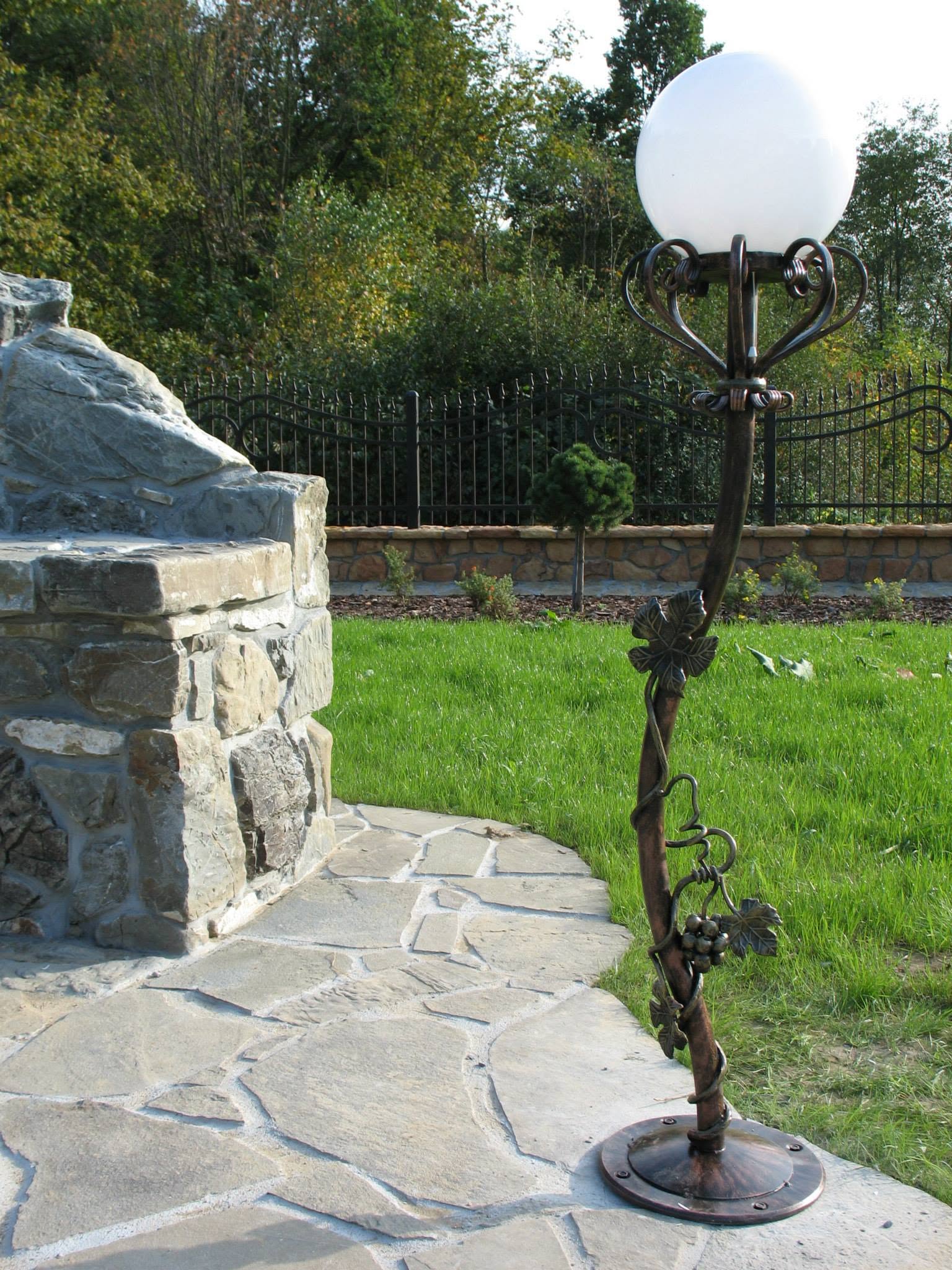 Lampy — realizacja Usługowego Zakładu Ślusarskiego Metaloplastyka, Brzesko
