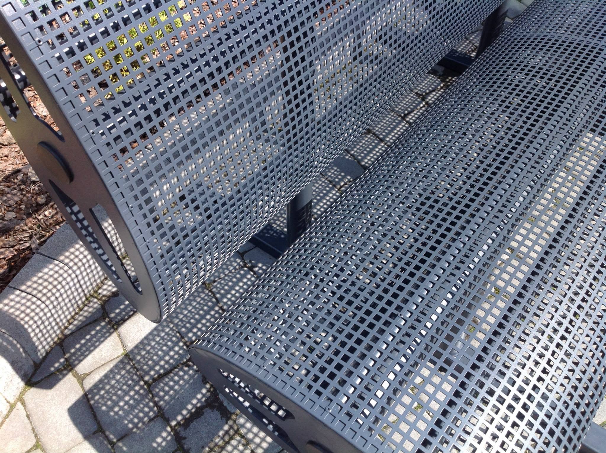 Stoliki i ławki — realizacja Usługowego Zakładu Ślusarskiego Metaloplastyka, Brzesko