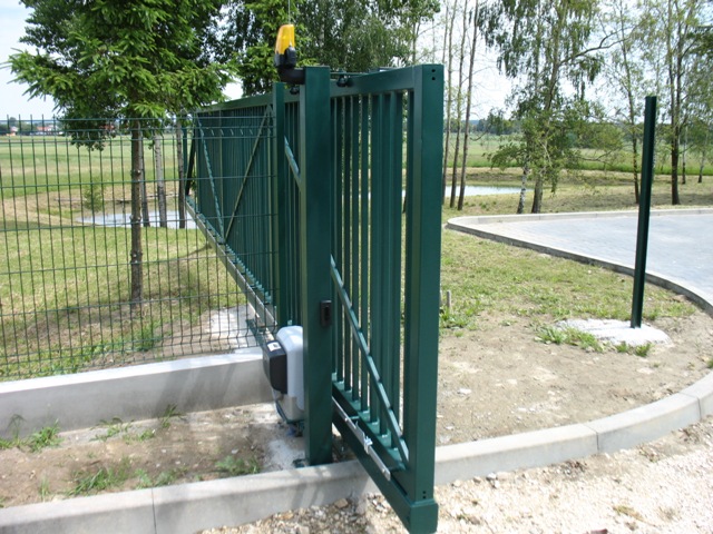Bramy przemysłowe — realizacja Usługowego Zakładu Ślusarskiego Metaloplastyka, Brzesko