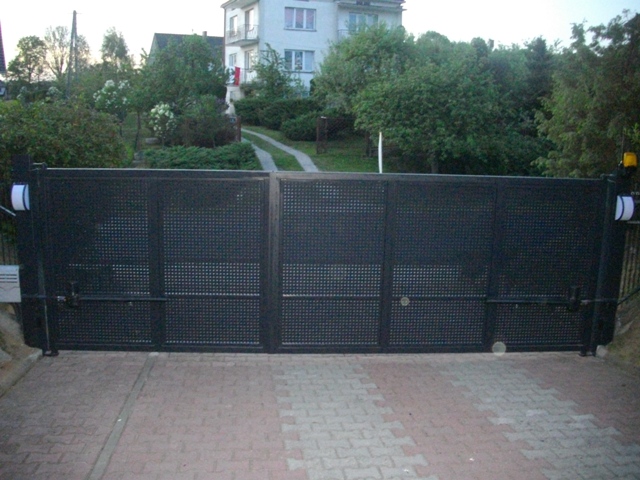 Bramy przemysłowe — realizacja Usługowego Zakładu Ślusarskiego Metaloplastyka, Brzesko