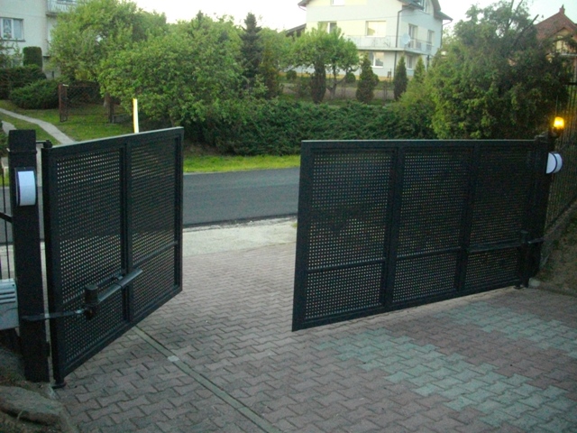 Bramy przemysłowe — realizacja Usługowego Zakładu Ślusarskiego Metaloplastyka, Brzesko