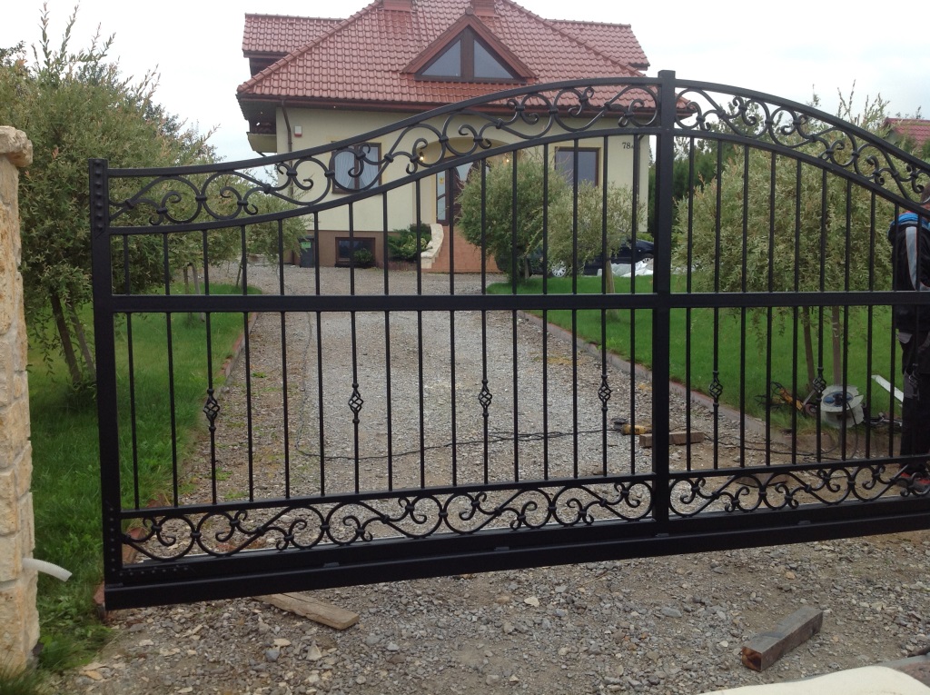 Bramy — realizacja Usługowego Zakładu Ślusarskiego Metaloplastyka, Brzesko