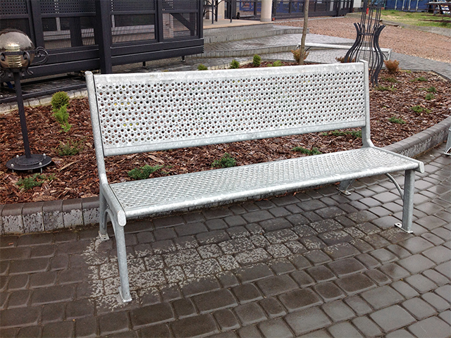 Stoliki i ławki — realizacja Usługowego Zakładu Ślusarskiego Metaloplastyka, Brzesko